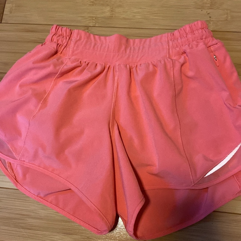 Lululemon hotty hots size 4 low rise 4 inch